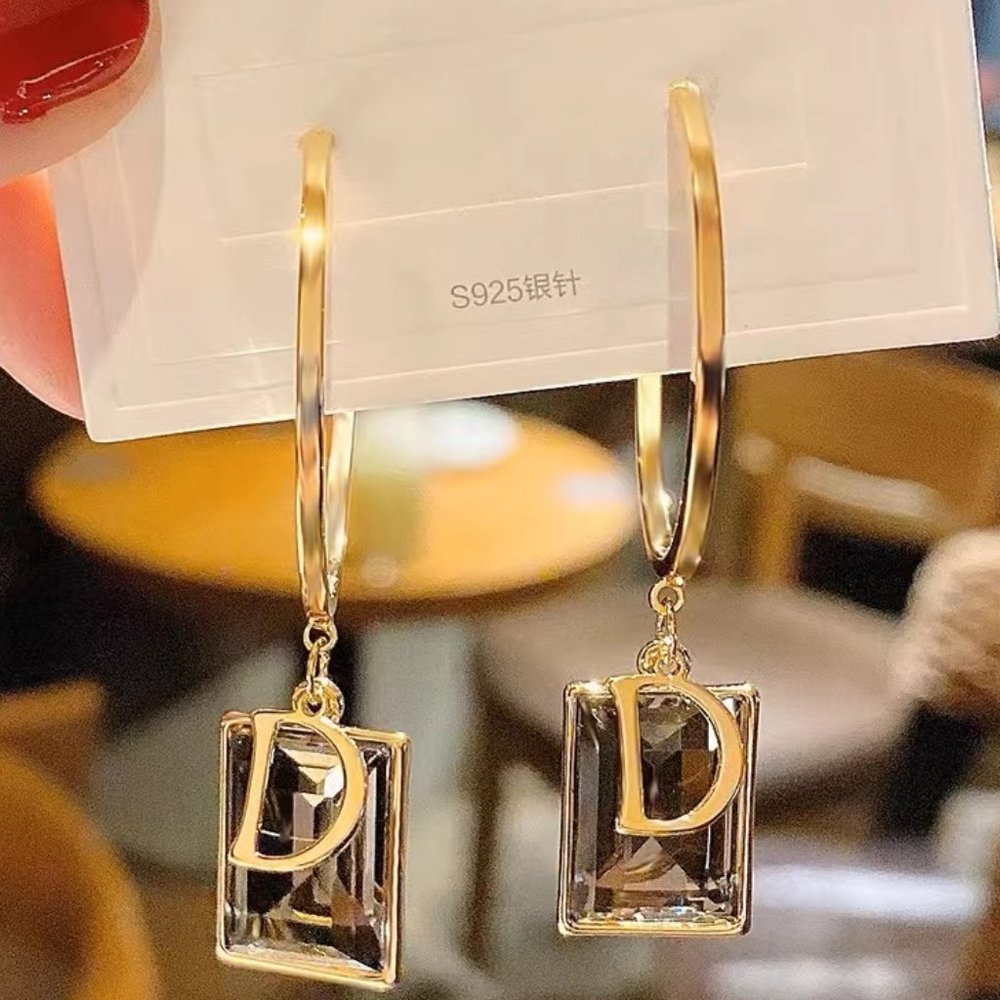 Ear circle light luxury design woman